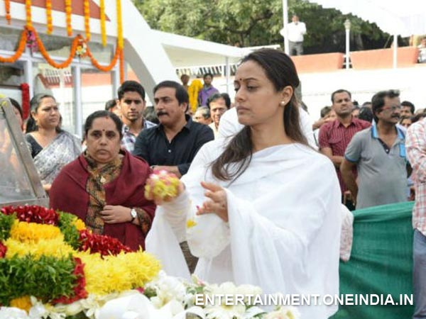 Namratha Shirodkar Paying Her Last Respect