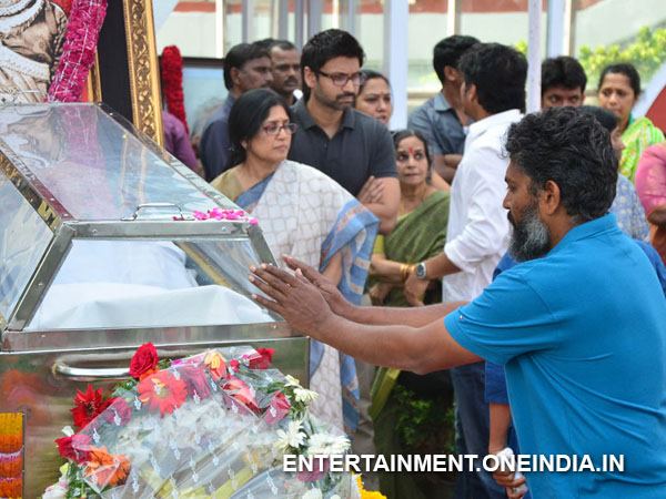 SS Rajamouli Pays Last Respect To ANR