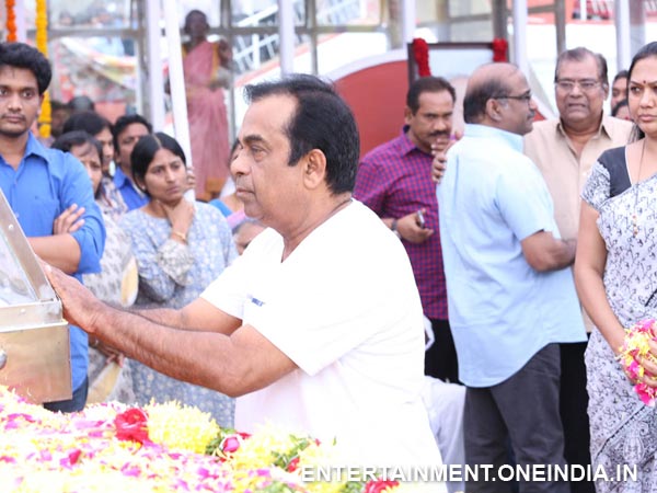 Brahmanandam Pays Last Respect To ANR