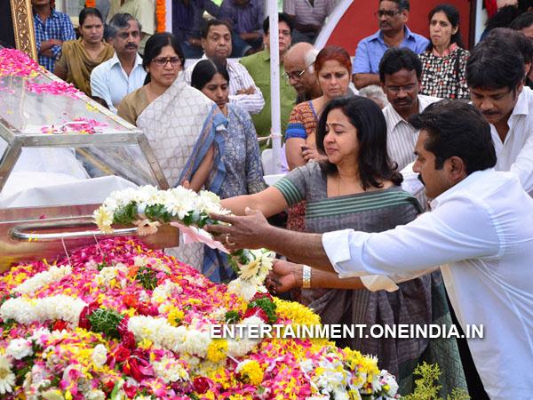 Sarathkumar, Radhika Pay Last Respect To ANR