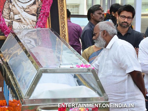 MM Keeravani Pays Last Respect To ANR