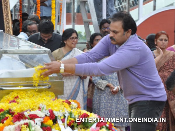 Nagababu Pays Last Respect To ANR