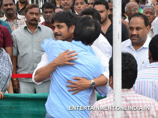 Pawan Kalyan Consoling Nagarjuna