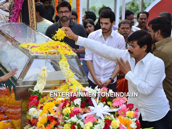 Boyapati Srinivas Pays Last Respect To ANR