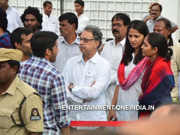 Anushka Shetty Pays Last Respect To ANR