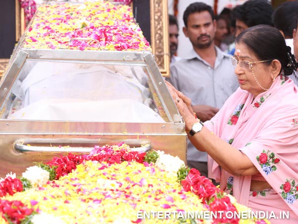 P Susheela Pays Last Respect To ANR