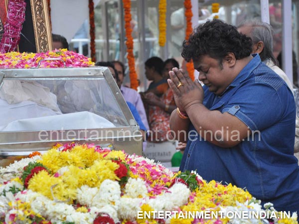 Chakri Pays Last Respect To ANR