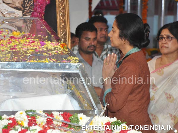 Suhasini Pays Last Respect To ANR