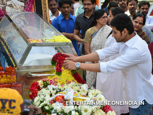 Mahesh Babu Pays His Tribute