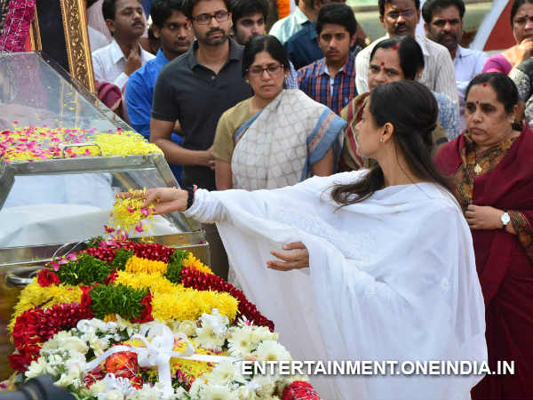 Namrata Shirodkar Pays Respect