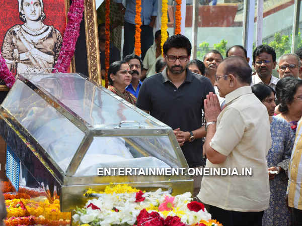 Krishna Pays His Last Respect To ANR