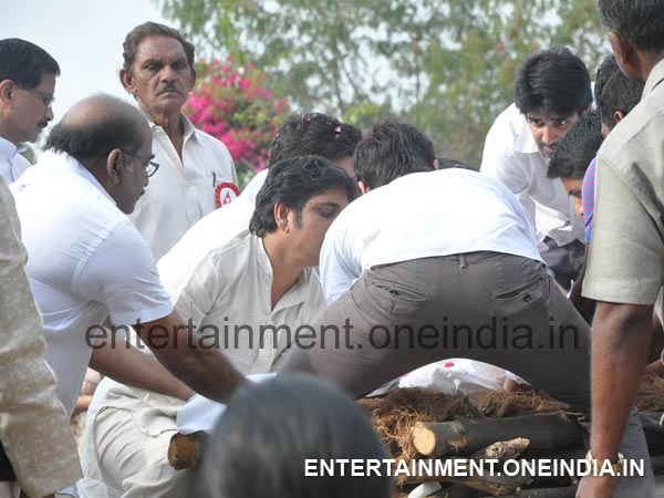 Nagarjuna Carefully Handling ANR's Mortal Remains