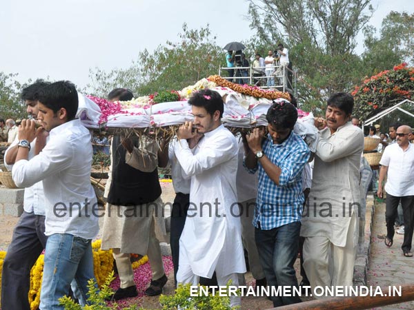 Akkineni Nageswara Rao Cremation Anr Funeral Photos Nagarjuna Perform Last Rites Filmibeat