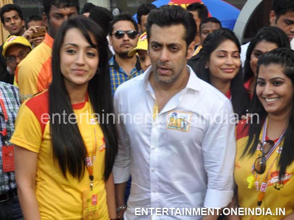 Pic: Salman With Trisha, Varalaxmi At CCL 4 Opening Match
