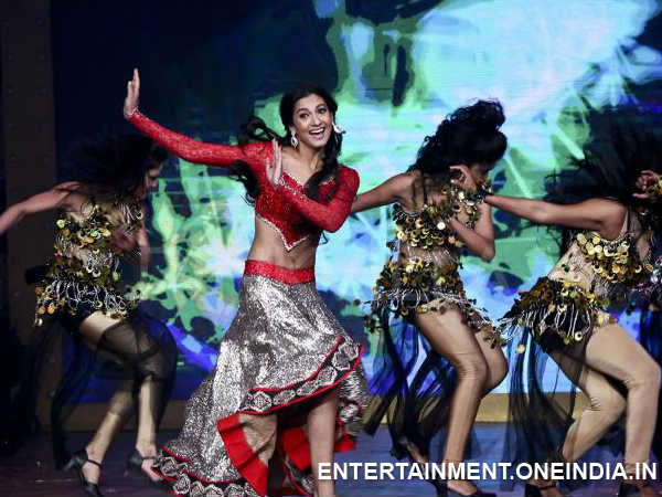 Gauhar Khan's Red Hot Performance At Mirchi 20