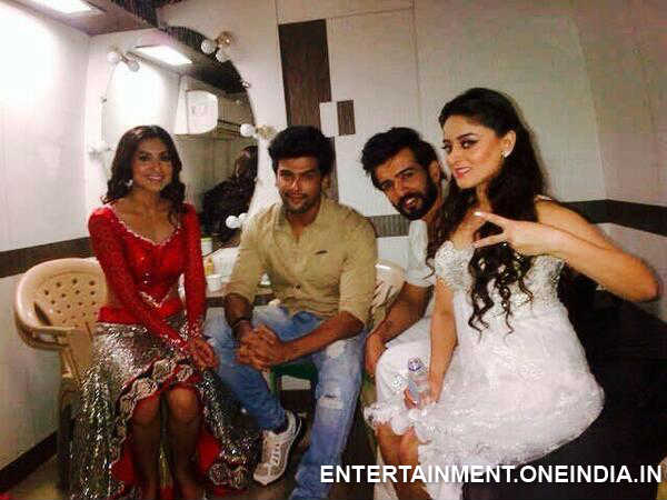Gauhar And Kushal Backstage Durin Mirchi 20