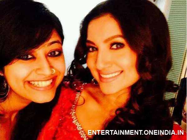 Gauhar Khan Backstage With Friend At Mirchi 20