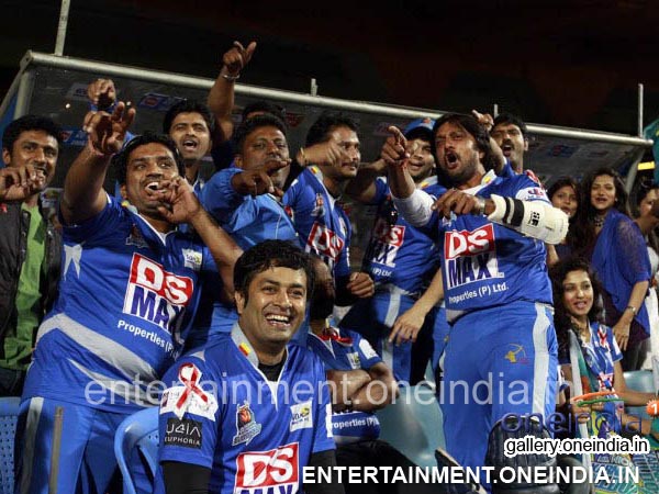 Sudeep And Team Celebrating 