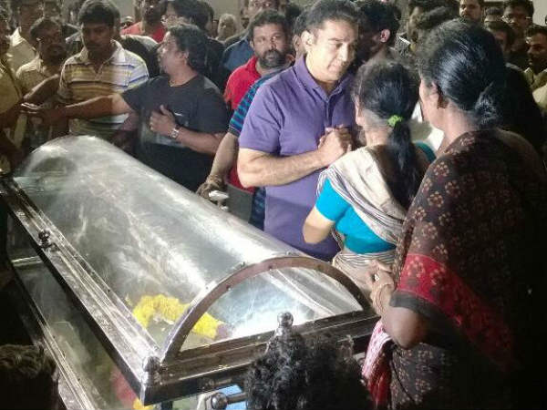 Photo: Kamal Hassan Pays Homage To Balu Mahendra