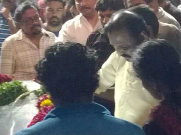 Photo: Vairamuthu Pays His Homage