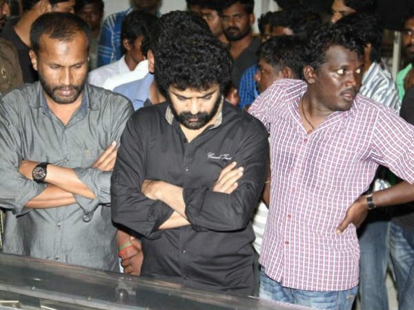 Photo: Ameer Sultan Pays Last Respect To Balu Mahendra