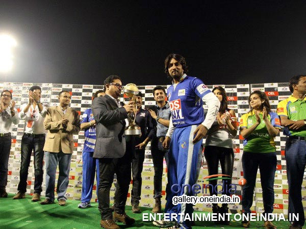 Sudeep Taking CCL 4 Cup