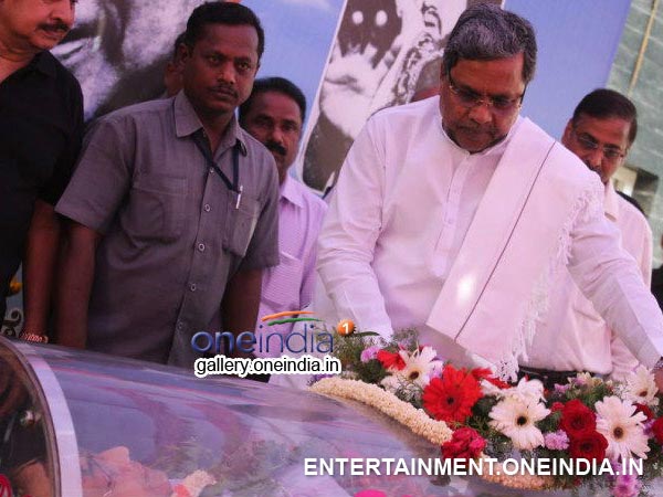 Siddaramaiah Paying His Last Respect