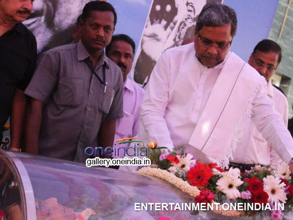 Siddaramaiah Paying His Last Respect 