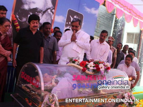 Siddaramaiah Along With Officials