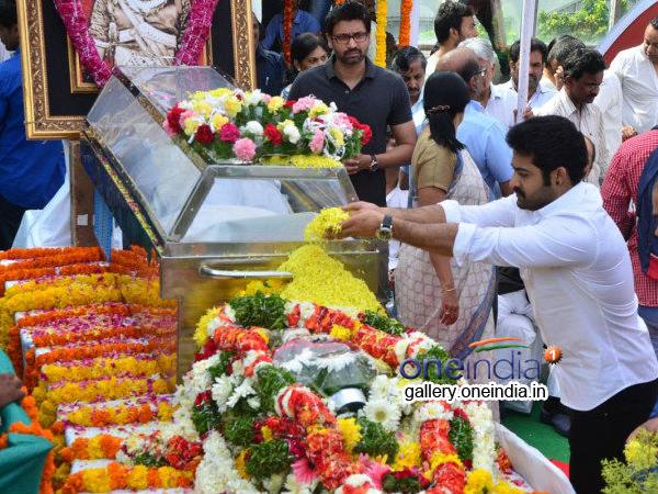 NTR Paying Last Respect To ANR