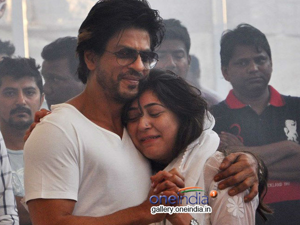Shahrukh Consoled The Family