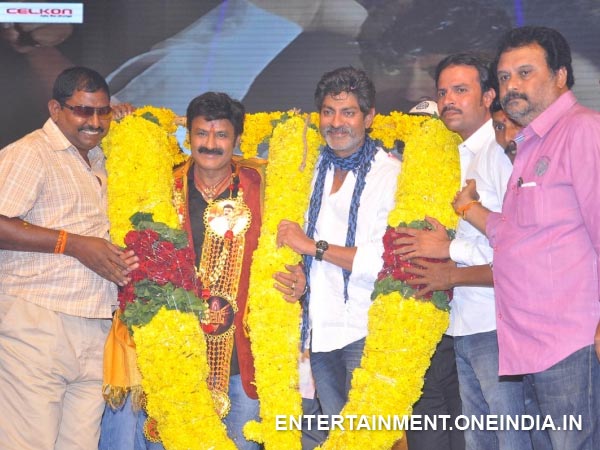 Fans Honouring Balakrishna, Jagapathi