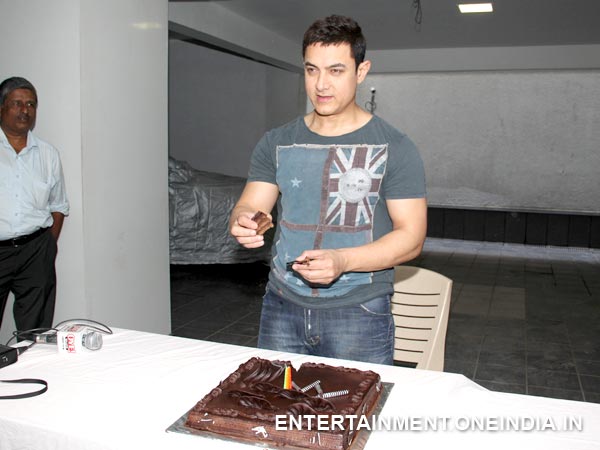 See Pics: Aamir Khan Celebrates His 49th Birthday With Fans! - Filmibeat