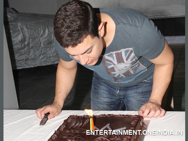 See Pics: Aamir Khan Celebrates His 49th Birthday With Fans! - Filmibeat