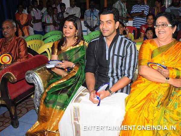 Prithviraj With His Mother And Wife
