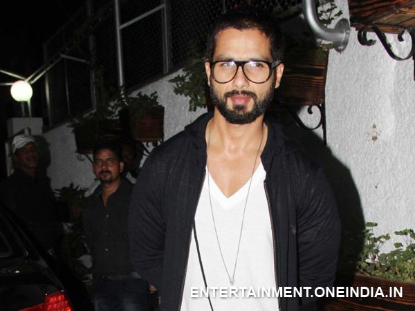 Photo: Shahid Kapoor Posing For Camera At Inam (Ceylon) Special Screening