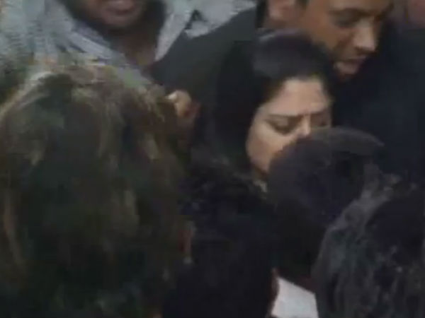 Pictutre: Angry Nagma Displays Her Anger By Slapping