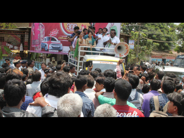 Amoolya Supports Geetha Shivaraj Kumar