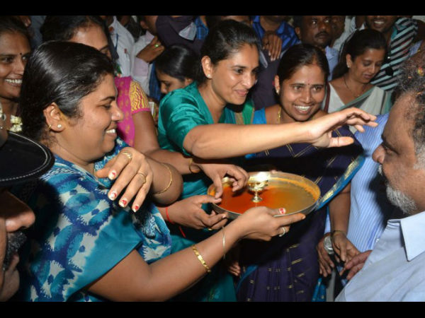 Ambareesh Supports Ramya