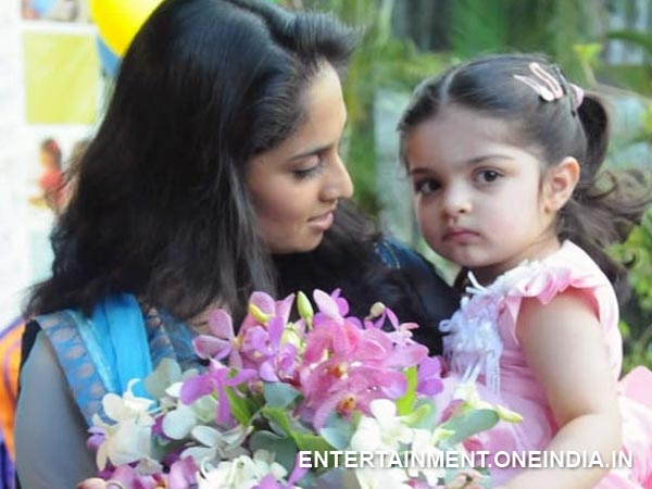 Rare And Unseen Picture Of Shalini With Anoushka – Photo 18