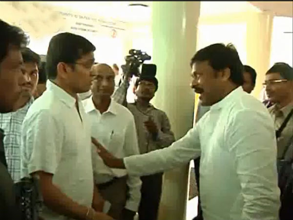 Chiranjeevi Having Argument With Voter At Polling Booth