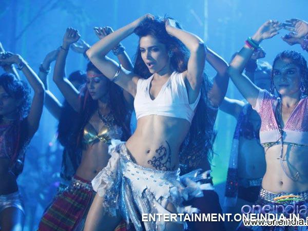 Photo: Deepika Padukone's Hot In Skirt