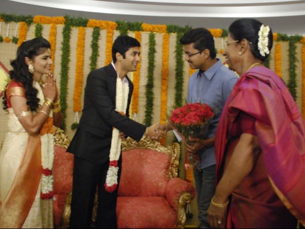 Pic: Vijay Greets Chinmayi-Rahul Ravindran At Their Wedding Reception