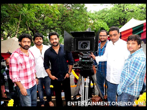 Junior NTR Poses With Film Unit At Pataas Launch