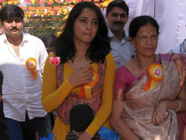 Anushka With Her Mother Prafulla Shetty
