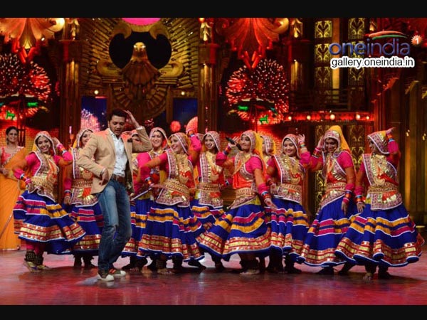 Riteish Dance On Stage In Entertainment Ke Liye Kuch Bhi Karega