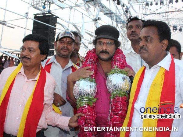 Ravichandran Along With His Fans