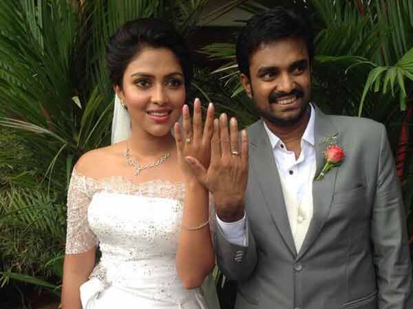 Amala-Vijay Exchanged Rings In Church