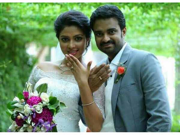 Amala-Vijay Posing For Camera