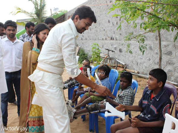 Vijay Presenting Gifts To Kids